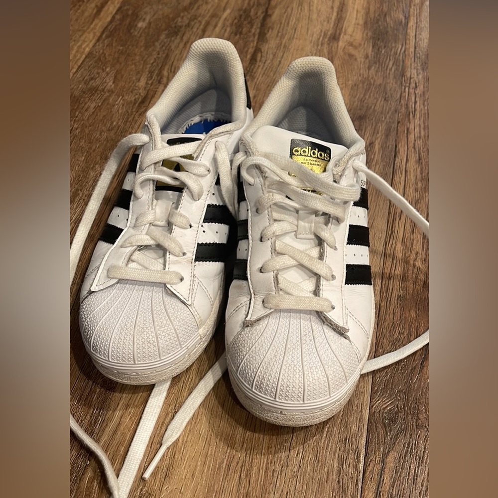 Adidas superstar Fits size 6 -worn only few times